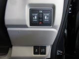 両側電動スライドドア。荷物で手が塞がる時など簡単にドアの開閉が出来ます。何より力いらずで開閉OK。女性やお年寄りにも優しい。電動機能はOFFにもできますから元気なお子様の駆け出しも安心。