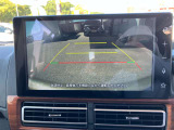【バックモニター】ギヤをリバースに入れれば車内モニターに後方の様子を映し出し安全確認ができて便利!!