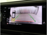 ★ギアをリバースに入れると車両後方とガイドラインが表示され車庫入れ、縦列駐車の際に安全確認をサポートします★