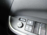 駐車時や狭い道でのすれ違い時に気を使うミラー。電動格納式ドアミラーはそんな時に便利です。