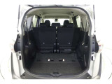 3列目シートは折りたたみが可能です。たためば荷物もしっかり積める!キャンプ用品なども、気兼ねなく積めそうです。旅行にも強い味方ですね。
