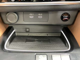 【ワイヤレス充電器】置くだけでスマートフォンを充電。納まりやすいスペースを設けました。