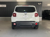 後ろ姿も存在感のあるお車になります。テールランプは&times;が使われており、ジェリ缶をモチーフに作られております。