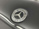 納車前整備は、メルセデスベンツ国際認定メカニックによる最新の検査ライン等の施設が充実した当社工場で入念に行います。メルセデス・ベンツの定める厳しい基準をクリアしたお車のみをご案内させて頂きます。
