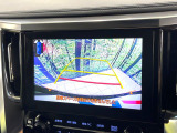 【バックカメラ】駐車時に後方がリアルタイム映像で確認できます。大型商業施設や立体駐車場での駐車時や、夜間のバック時に大活躍!運転スキルに関わらず、今や必須となった装備のひとつです!