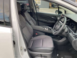 運転席まわりです。実際に座ってみて、乗り心地を体験してみてください,視界も良好です
