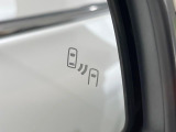 【ブラインドスポットモニター】走行中、ドアミラーの死角になりやすい箇所に後続車が接近するとサイドミラーのレンズに警告を表示!ドライバーに注意喚起をしてくれます。