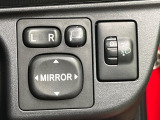 【電動格納ミラー】サイドミラーは電動格納式となっており、狭い駐車場でもキズがつくリスクを抑えられます。