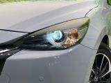 【LEDヘッドライト】悪天候や夜間走行時も良好な視界を確保し安心して運転できる高輝度LEDヘッドライトを装備!点灯速度が早く、消費電力も抑えられています。