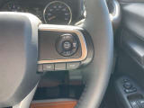 【クルーズコントロール】アクセル操作なしで一定速度を保つ機能。先行車との距離を自動調整する追従型が主流で、高速走行時の疲労を劇的に軽減します。長距離移動が多いお客様への商談では必須の快適装備です。