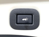 【パワーバックドア】スマートキーや運転席のボタンを押すだけでリアゲートが自動で開閉します!荷物を持っている時や、高い位置にあるバックドアを閉める際に便利な機能です♪