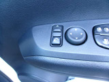 ドアミラーの鏡面の調節、格納は運転席からすべて操作できます!