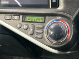 【オートエアコン】一度お好みの温度に設定すれば、車内の温度を検知し風量や温度を自動で調整。暑い&hellip;寒い&hellip;と何度もスイッチ操作をする必要はありません。快適な車内空間には必須の機能ですね♪