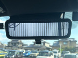 【デジタルインナーミラー】車両後方カメラの映像をミラーに映すことが出来ます。 そのため、後席に人や荷物があって後方が見えづらい場合でもしっかり視界を確保することが出来ます。