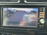 【バックモニター】後方の障害物や歩行者を確認できるバックモニター。狭い駐車場や混雑した場所でも安心して車を操作できます。