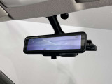スマートルームミラーで後方の映像がルームミラーで確認できます。
