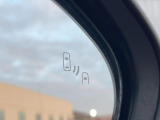 【ブラインドスポットモニター】走行中、ドアミラーの死角になりやすい箇所に後続車が接近するとサイドミラーのレンズに警告を表示!ドライバーに注意喚起をしてくれます。