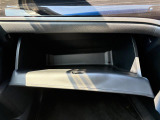 【グローブボックス】大容量のグローブボックスです!!車検証ケース他、日頃使う小物類の収納スペースもたくさんあります!