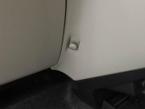 ちょっとした荷物がかけられるフック付き。