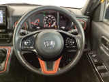 ハンドルにHondaセンシング系のクルーズコントロールやレーンキープアシストなどのスイッチと、オーディオの操作スイッチが装備されています。ハンドルから手を離さず安全に操作できます。