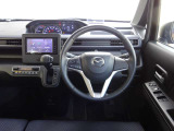 【運転席インテリアデザイン】左右対称のインテリアデザインでドライバーを包み込み運転に集中できるように設計されています。