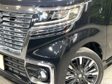 【LEDヘッドライト】悪天候や夜間走行時も良好な視界を確保し安心して運転できる高輝度LEDヘッドライトを装備!点灯速度が早く、消費電力も抑えられています。