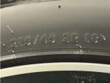 タイヤサイズは【215/45R18】
