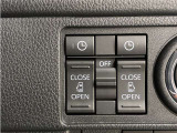 【ウェルカムオープン機能】降車時にスイッチで予約しておけば乗車時にスマートキーを持ってクルマに近づくだけで、スライドドアが自動で解錠しオープン。両手がふさがっている時でもスムーズに乗り込む事が出来ます