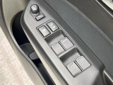 【電動格納ミラー】サイドミラーは電動格納式となっており、狭い駐車場でもキズがつくリスクを抑えられます。