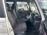 女性の方ももちろんですが、運転席側、助手席側の足元スペースが広いので男性の方が運転しても窮屈になりにくいですよ!