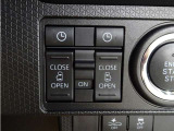 【ウェルカムオープン機能】降車時にインパネのスイッチで予約しておけば、乗車時にスマートキーを持ってクルマに近づくだけで、パワースライドドアが自動で解錠しオープンします!