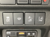 Hondaセンシング用の、VSA(ABS+TCS+横滑り抑制)解除と路外逸脱抑制機能のオンオフスイッチなどはハンドルの右側に装備しています。