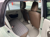 リヤシートも全車消毒済み。キュートなチェック柄のブラウン内装♪ リラックスできるゆったりした空間♪