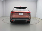 中央に配置されたブランドマークは、従来のL字ロゴから新たなLEXUSロゴに刷新し次世代LEXUSの幕開けを象徴しています。