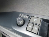 駐車時や狭い道でのすれ違い時に気を使うミラー。電動格納式ドアミラーはそんな時に便利です。