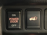 【パワーバックドア】スマートキーや運転席のボタンを押すだけでリアゲートが自動で開閉します!荷物を持っている時や、高い位置にあるバックドアを閉める際に便利な機能です♪