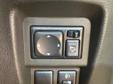 【電動格納ミラー】サイドミラーは電動格納式となっており、狭い駐車場でもキズがつくリスクを抑えられます。