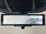 【インテリジェント ルームミラー】車両後方のカメラ映像をミラー面に映し出すので、車内の状況や、天候などに影響されずいつでもクリアな後方視界が得られます!