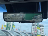 【デジタルインナーミラー(トヨタ)】車両後方カメラの映像をルームミラーに映すことが出来ます。 そのため、後席に人や荷物があって後方が見えづらい場合でもしっかり視界を確保することが出来ます。