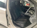 運転席、助手席です。座面も広くゆったりと座れてアームレストも付いているので重宝します。