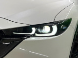 【LEDヘッドライト】悪天候や夜間走行時も良好な視界を確保し安心して運転できる高輝度LEDヘッドライトを装備!点灯速度が早く、消費電力も抑えられています。