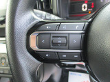 ステアリングにはさまざまなスイッチが付いておりますので運転しながらの操作も楽ちんです♪