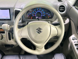 インテリアに合わせたデザインのステアリングは、運転される方のことも考え、運転しやすい形状、大きさです。是非一度、実際に触ってお確かめください。