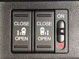 乗り降りに便利な電動スライドドアを装備しています。