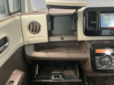 車検証入れになどにも使える便利な収納BOXあります。