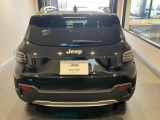 誰が見ても「あッJeepだ」とわかるデザインになっております。
