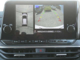 全周囲カメラで、クルマを上空から見下ろしているかのような映像を映し出します。周囲の状況がひと目でわかります!