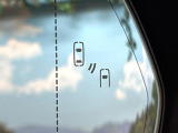 【ブラインドスポットモニター】走行中、ドアミラーの死角になりやすい箇所に後続車が接近するとサイドミラーのレンズに警告を表示!ドライバーに注意喚起をしてくれます。