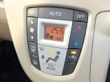 【オートエアコン】一度お好みの温度に設定すれば、車内の温度を検知し風量や温度を自動で調整。暑い&hellip;寒い&hellip;と何度もスイッチ操作をする必要はありません。快適な車内空間には必須の機能ですね♪