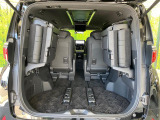 普段のお買い物や通勤、送迎等に十分な荷室スペースを確保しております。3列目を跳ね上げると、大きな荷物の積載も可能です♪